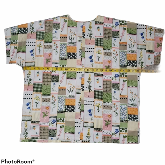Scrub H.Q. V-Neck Short Sleeve Floral Quilt Design Scrub Top 426 - Picture 5 of 5